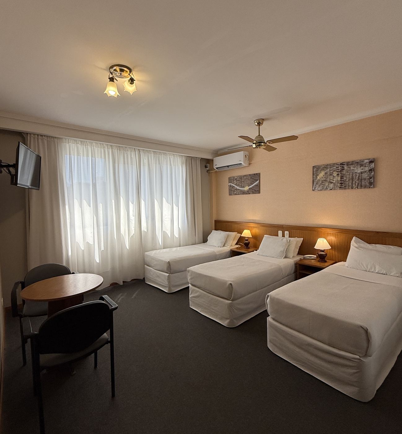 Habitación del hotel con tres camas, fotografía original