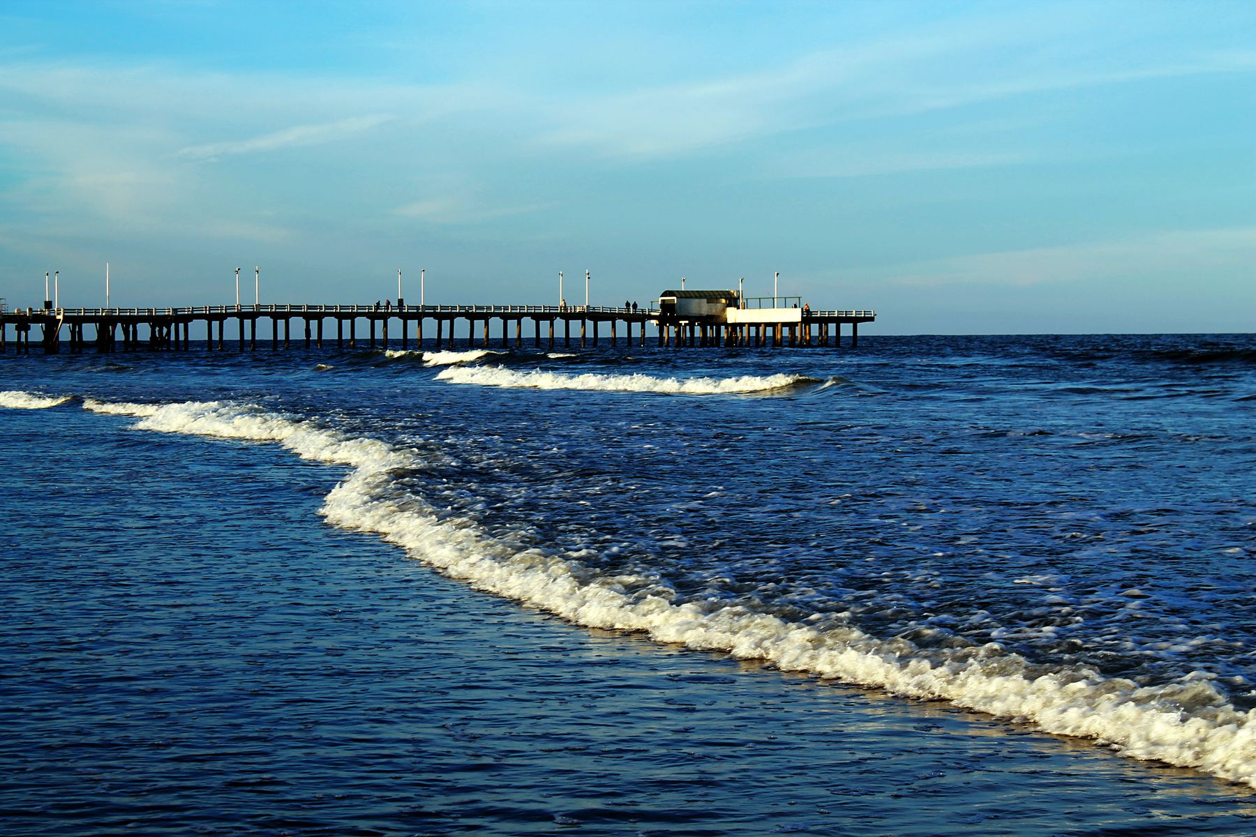 Muelle de Mar de Ajó sobre el mar, fotografía de Andrés Bonafina