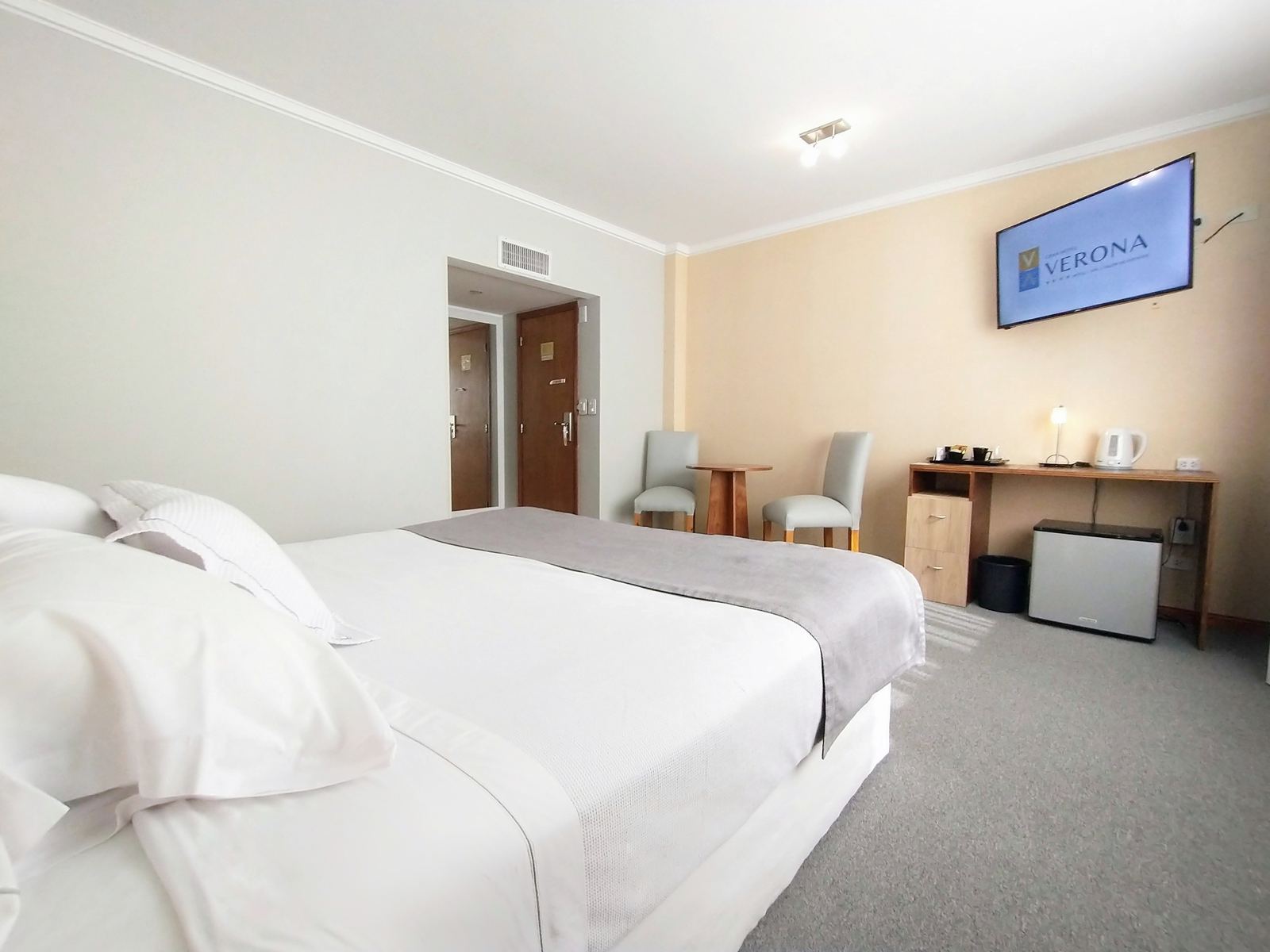 Cama y espacio de descanso de la Doble Superior, fotografía original del hotel